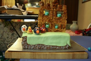 A cake which has characters and scenery from the &ldquo;Angry Birds&rdquo; game for iPhone